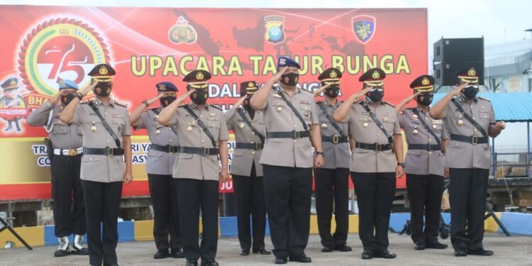 Polda Kepri : Upacara Tabur Bunga Dalam Rangka HUT Bhayangkara Ke-75 Tahun 2021.