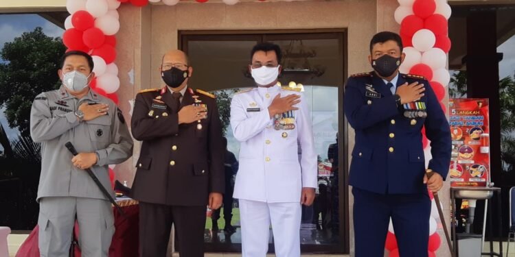 Danlantamal lV Hadiri Upacara Peringatan HUT Ke-75 Bhayangkara Di Mapolda Kepri.