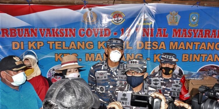 Wadan Lantamal lV Tinjau Pelaksanaan Serbuan Vaksin Covid-19 TNI-AL Masyarakat Maritim Di Pulau-Pulau Terpencil.