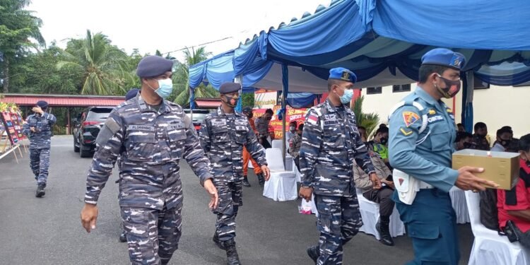 Danlanal Ranai Berikan Kejutan Kepada Kapolres Natuna Pada HUT Bhayangkara Ke-75 Tahun 2021.