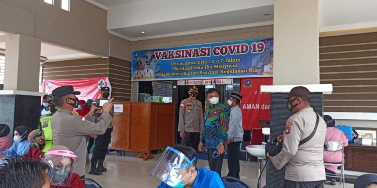 Kapolres Bintan Tinjau Pelaksanaan Vaksinasi Usia 12 Sampai Dengan 17 tahun.