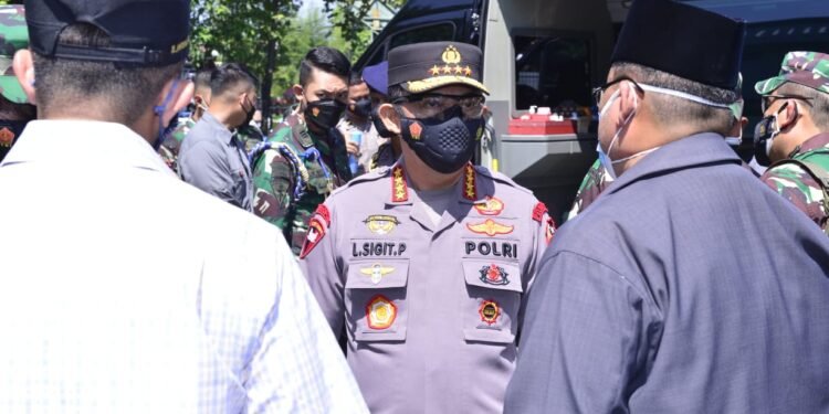 Panglima TNI Dan Kapolri Tinjau Vaksinasi Massal Di JIEXPO Dan Pesantren Al-Hamidi Jakarta.