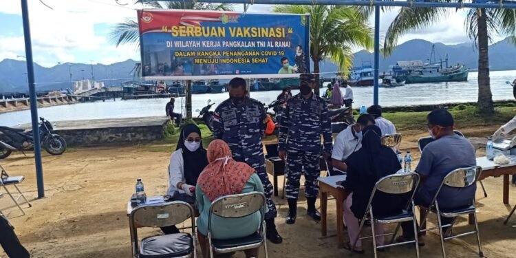 Lanal Ranai Gencar Melaksanakan Serbuan Vaksin Covid-19 Untuk Masyarakat Maritim.