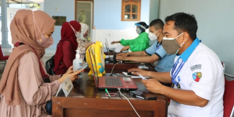 Serbuan Vaksin Covid 19 Hari Ke-2 Di Lanud Adi Soemarmo : Masyarakat Sangat Antusias.