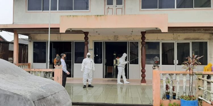 Cegah Penyebaran Covid-19, Polsek Tanjungpinang Kota Lakukan Penyemprotan Cairan Desinfektan.