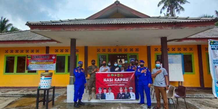 Satpolairud Polres Lingga Lakukan Pengawalan Dan Pengamanan Program NASI KAPAU Di Pulau Nuja.