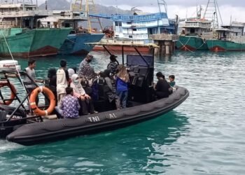 Lanal Ranai Beri Sarana Angkut Kapal Kepada Masyarakat Yang Akan Melaksanakan Vaksin Covid-19.