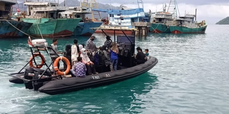 Lanal Ranai Beri Sarana Angkut Kapal Kepada Masyarakat Yang Akan Melaksanakan Vaksin Covid-19.