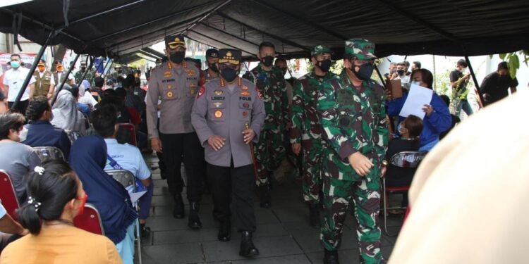 Gelar Vaksinasi Massal Di Kota Tua, TNI-Polri Targetkan 2.000 Orang Per Hari.