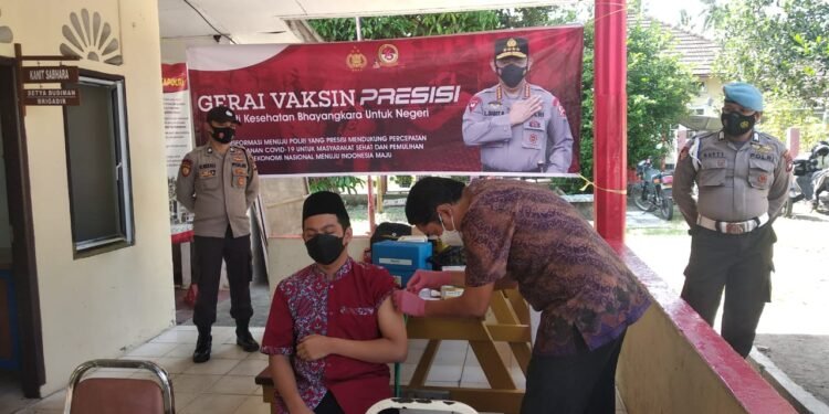 Polsek Dabo Singkep Bersama Puskesmas Dabo Lama Menggelar Vaksinasi Pelajar Usia 12 Hingga 17 Tahun.