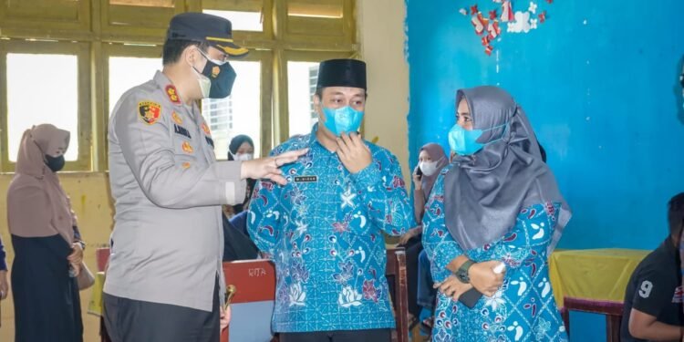 Bupati Bersama Kapolres Lingga Tinjau Giat Vaksin Massal Di SMPN 1 Lingga.