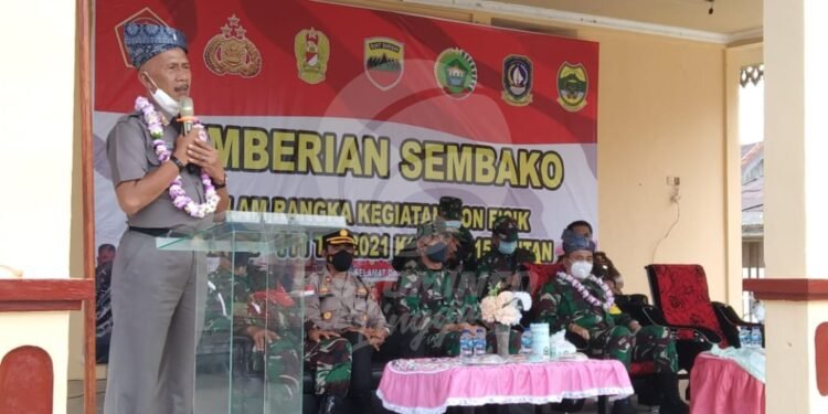 Asisten ll Dampingi TMMD Bagi Sembako Di Desa Marok Tua.