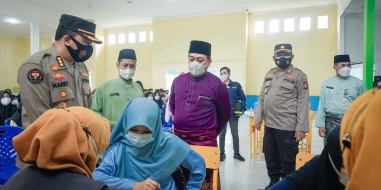 Bupati Lingga Tinjau Dua Tempat Vaksinasi Di Dabo Singkep.