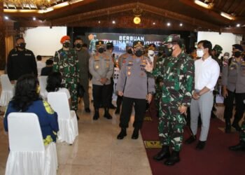 Panglima TNI Dan Kapolri Tinjau Serbuan Vaksinasi Di Solo.