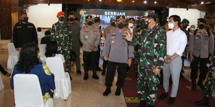 Panglima TNI Dan Kapolri Tinjau Serbuan Vaksinasi Di Solo.