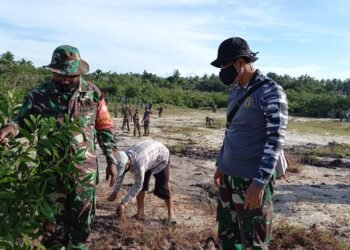 Karya Bakti TNI Wilayah Berbatasan Buka Lahan TPU Khusus.