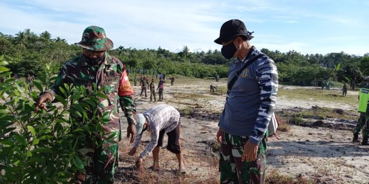 Karya Bakti TNI Wilayah Berbatasan Buka Lahan TPU Khusus.