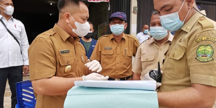 Bersama Istrinya, Bupati Lingga Imbau Masyarakat Pancur Patuhi Prokes.