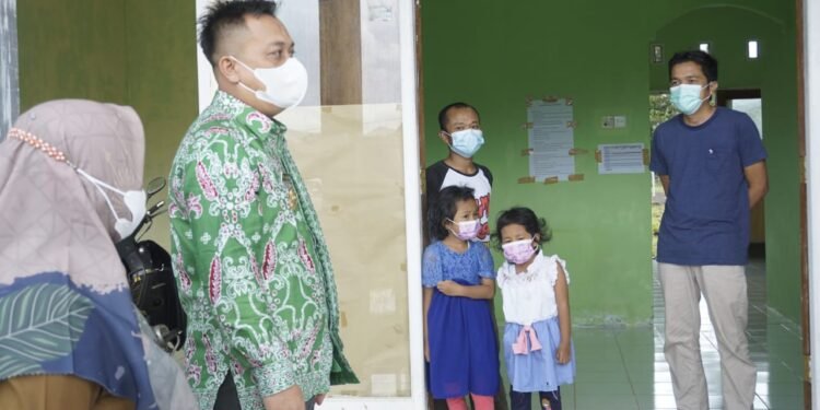 Beri Semangat Sembuh, Nizar Bersama Istri Kunjungi Warga Berdampak Covid-19.