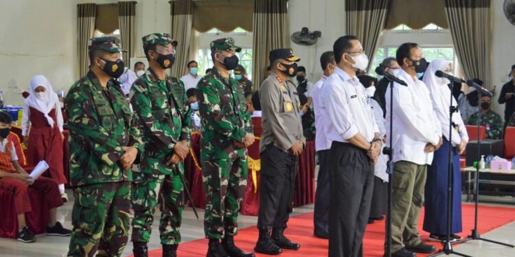 Danlantamal lV Tinjau Pelaksanaan Vaksin Untuk Pelajar Dan Pencanangan Vaksinasi Door To Door Secara Nasional.