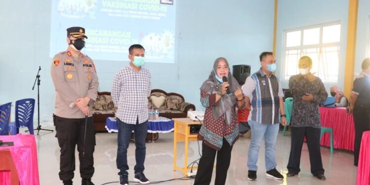 Kapolres Lingga Bersama Bupati Lingga Tinjau Vaksinasi Di SMKN 1 Dabo Singkep.