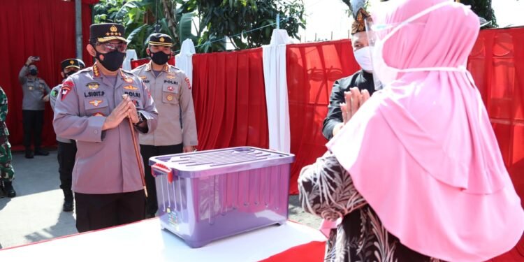 Kapolri Sebar Ribuan Bansos Untuk Warga Terdampak PPKM Darurat Di Bandung.