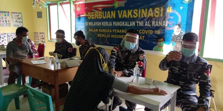Danlanal Ranai Tinjau Vaksinasi Di Desa Tanjung Batang Natuna.