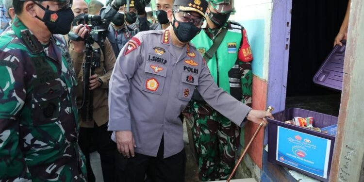 Kapolri Instruksikan Jajarannya Percepat Distribusi Bansos PPKM Darurat Ke Warga.