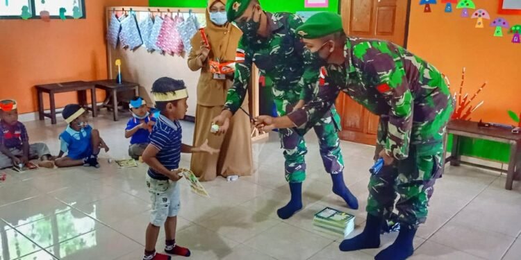 Sambut Tahun Ajaran Baru, Satgas Yonif 512/QY Bagikan Alat Tulis Kepada Anak-anak Di Tapal Batas.