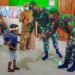 Sambut Tahun Ajaran Baru, Satgas Yonif 512/QY Bagikan Alat Tulis Kepada Anak-anak Di Tapal Batas.