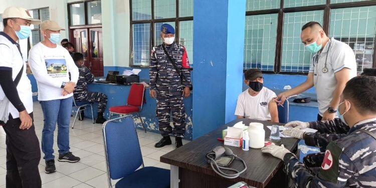 Lanal Ranai Kembali Serbu ABK Dengan Vaksin Covid-19 Di Pelabuhan Tanjung Payung Penagi.