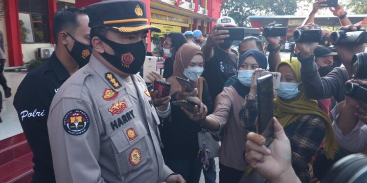 Kapolda Kepri Salurkan Bantuan Sosial PPKM Darurat.