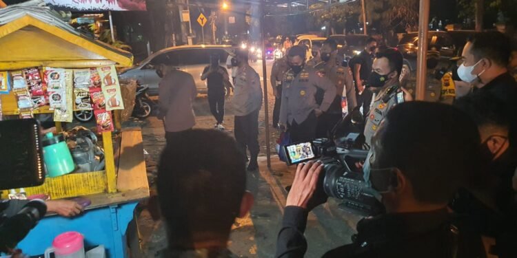 Malam-malam, Kapolri Blusukan Di Solo Bagi-bagi Sembako Ke Warga Dan Pedagang Angkringan.