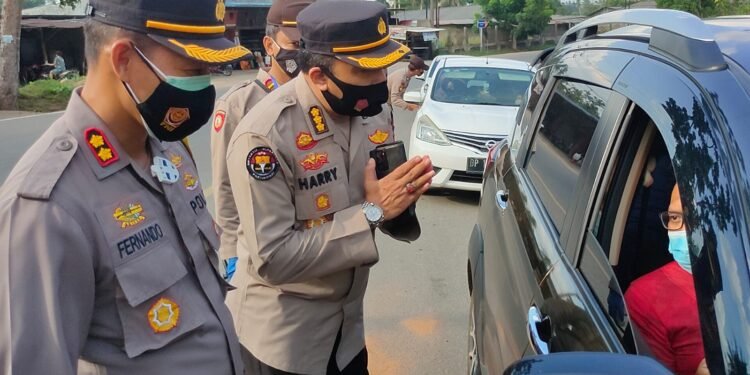 Kabidhumas Polda Kepri Tinjau Pelaksanaan Penyekatan PPKM Darurat Di Wilayah Tanjungpinang.