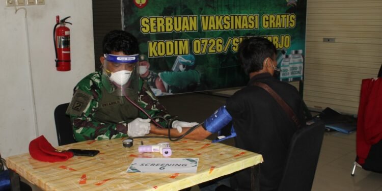 Dukung Percepatan Target Vaksinasi Wilayah, Kodim 0726/Sukoharjo Gelar Serbuan Vaksinasi TNI Di Sentra Niaga Solo Baru.