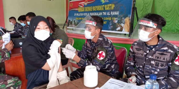 TNI-AL Gencar Serbuan Vaksinasi Covid-19 Kirim Tim Vasinator Ke Pulau Tiga Natuna.
