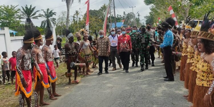 Satgas Yonif 512/QY Amankan Penyaluran Dana Desa Di Wilayah Perbatasan Papua.