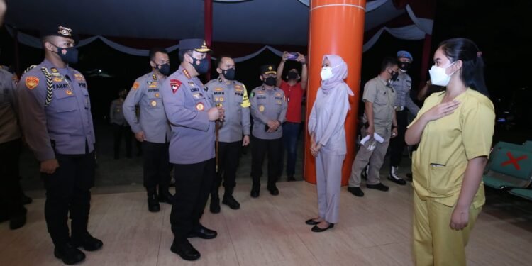 Kapolri Beri Bantuan Kapada Tenaga Kesehatan RS Polri Soekanto.