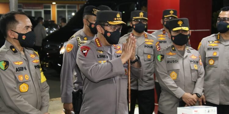 Kapolri Cek Pasien Covid-19 Terlayani Dengan Baik Di RS Polri Dan Berikan Bansos Ke Nakes.
