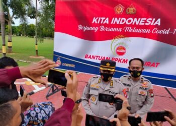 Polda Kepri Bagikan 2,5 Ton Beras Kepada Masyarakat Yang Terdampak Pelaksanaan PPKM Darurat.