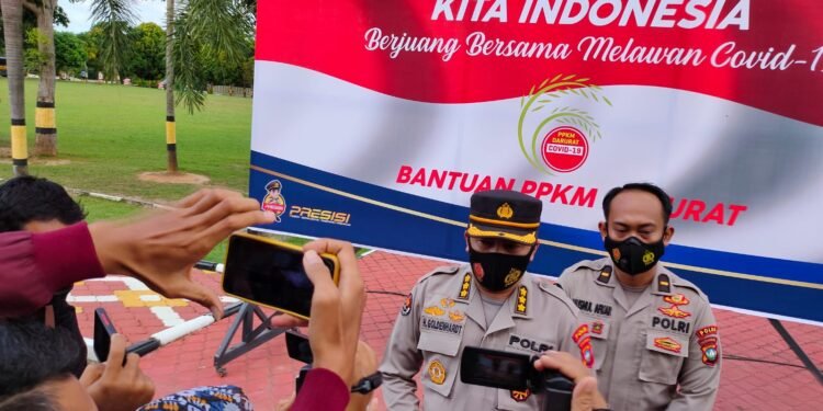 Polda Kepri Bagikan 2,5 Ton Beras Kepada Masyarakat Yang Terdampak Pelaksanaan PPKM Darurat.