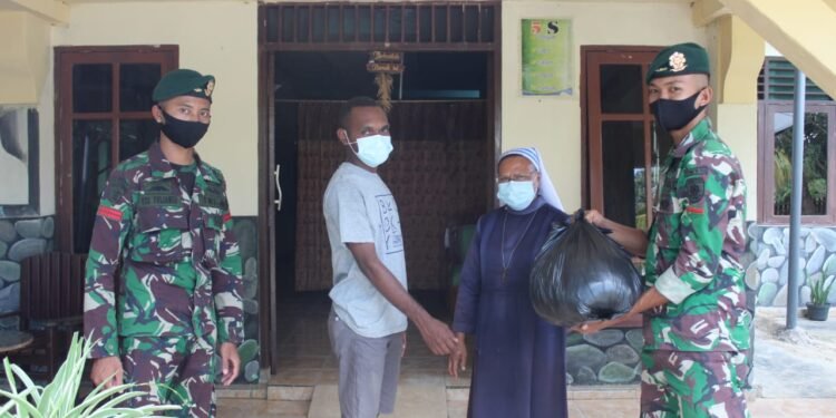 Prajurit Yonif Raider 755/Yalet Berbagi Daging Qurban Di Masa Pandemi Covid-19.