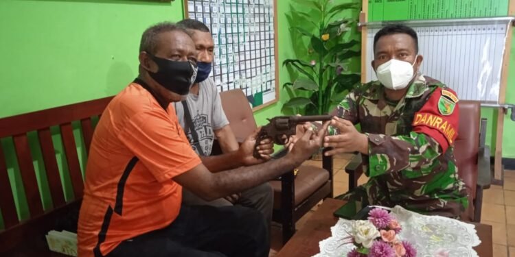 Aparat TNI Terima 1 Pucuk Senjata Api Revolver Dari Warga Biak.
