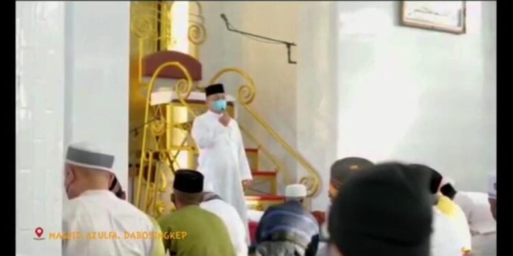 Di Masjid Azulfa, Bupati Imbau Masyarakat Tetap Patuhi Prokes.