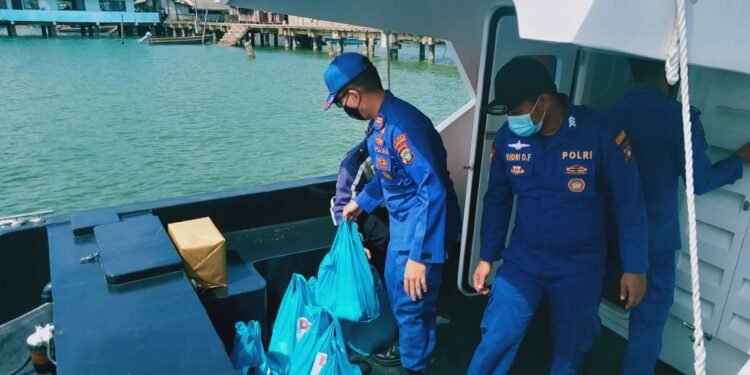 Satpolairud Polres Tanjungpinang Serahkan Bansos Kepada Nelayan Dan Penambang Boat.