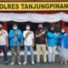 Gandeng Mahasiswa, Polres Tanjungpinang Bagi-bagi Bansos.