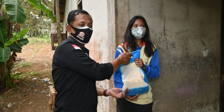 PPKM Level 4, Satresnarko Polres Tanjung pinang Gelar Giat Bansos.