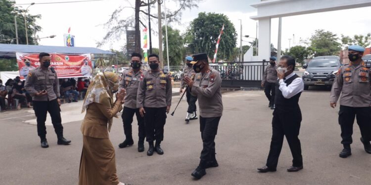 Kapolda Kepri Tinjau Pelaksanaan Gerai Vaksinasi Di Polsek Wilayah Kota Batam.
