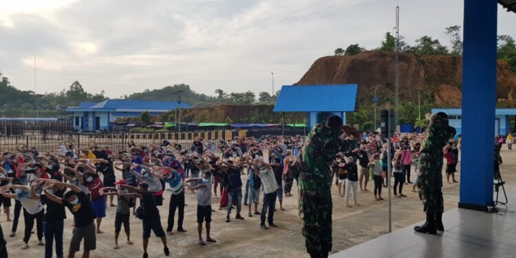 Tingkatkan Imun Tubuh Terhindar Dari Virus Covid-19, Satgas Pamtas Yonif Mekanis 643/WNS Latih Senam Kebugaran Fisik Para PMI Di Perbatasan.