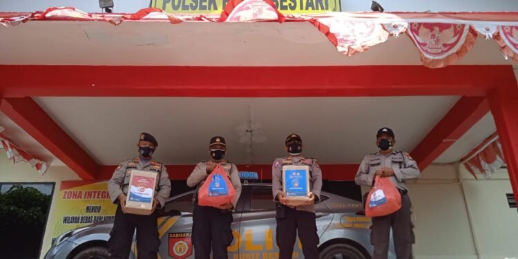 Lagi : Polsek Bukit Bestari Salurkan Bansos Di Masa Perpanjangan PPKM Level 4.